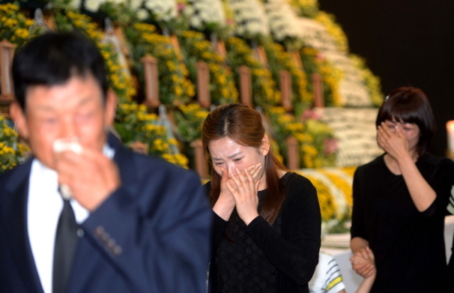 3일 세월호 희생자 49재가 열린 인천시청앞 미관광장 합동 분향소에서 유족들이 헌화를 마친후 오열을 하며 발걸음을 옮기고 있다.장용준기자 jyjun@kyeonggi.com