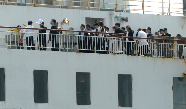 30일 인천항 내항 1부두에 정박중인  세월호 '쌍둥이 배'로 불리는 청해진해운 소속 오하마나호에서 세월호 현장검증이 실시되고 있다.장용준기자 jyjun@kyeonggi.com