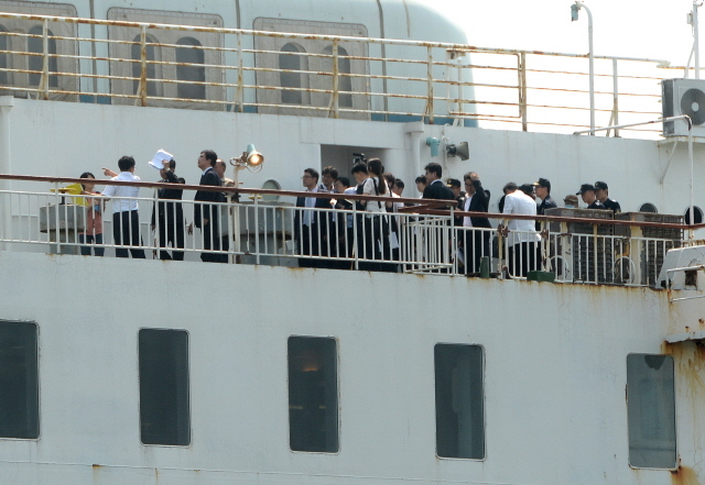 30일 인천항 내항 1부두에 정박중인  세월호 '쌍둥이 배'로 불리는 청해진해운 소속 오하마나호에서 세월호 현장검증이 실시되고 있다.장용준기자 jyjun@kyeonggi.com