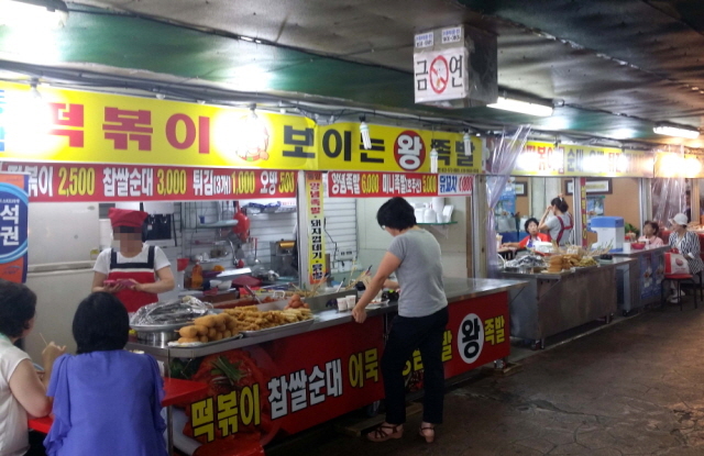 인천시 부평구 경인전철 동암역 지하통로 내 일부 상인이 안전상 사용이 불가능한 조리시설을 이용하고 있어 폭발 등 사고 발생 우려를 낳고 있다.박용준기자