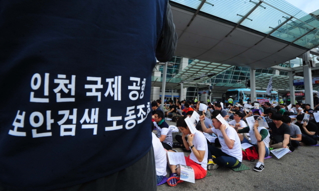 공공운수노조 인천공항지부 회원 3백여명이 9일 오전  인천공항 여객터미널 3층 택시승강장에서 인천공항이 표적해고 및 고용승계를 거부한다고 주장하며 조합원 총력 결의대회를 갖고 있다.장용준기자 jyjun@kyeonggi.com