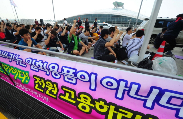 공공운수노조 인천공항지부 회원 3백여명이 9일 오전  인천공항 여객터미널 3층 택시승강장에서 인천공항이 표적해고 및 고용승계를 거부한다고 주장하며 조합원 총력 결의대회를 갖고 있다.장용준기자 jyjun@kyeonggi.com