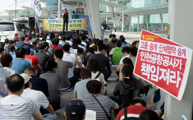 공공운수노조 인천공항지부 회원 3백여명이 9일 오전  인천공항 여객터미널 3층 택시승강장에서 인천공항이 표적해고 및 고용승계를 거부한다고 주장하며 조합원 총력 결의대회를 갖고 있다.장용준기자 jyjun@kyeonggi.com