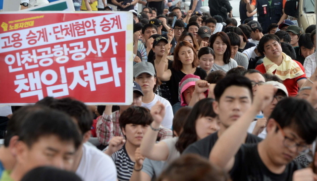 공공운수노조 인천공항지부 회원 3백여명이 9일 오전  인천공항 여객터미널 3층 택시승강장에서 인천공항이 표적해고 및 고용승계를 거부한다고 주장하며 조합원 총력 결의대회를 갖고 있다.장용준기자 jyjun@kyeonggi.com