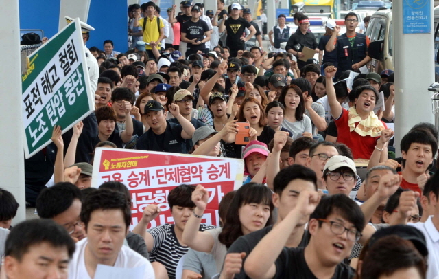 공공운수노조 인천공항지부 회원 3백여명이 9일 오전  인천공항 여객터미널 3층 택시승강장에서 인천공항이 표적해고 및 고용승계를 거부한다고 주장하며 조합원 총력 결의대회를 갖고 있다.장용준기자 jyjun@kyeonggi.com