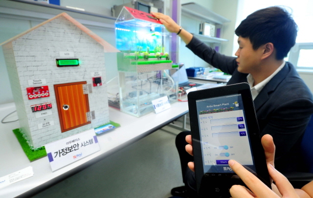 16일 오후 사물 인터넷(IoT) DIY(Do It Yourself) 센터 개소식이 열린 인천시 연수구 정보통신산업진흥원 송도사무소에서  한 벤처기업 직원들이 스마트 식물농장 시스템을 시연하고 있다. 이 시스템은 휴대전화 등 스마트 기기로 원거리에 있는 주택 경비와 농장등의 온도와 습도를 조절할 수 있도록 고안됐다.장용준기자 jyjun@kyeonggi.com