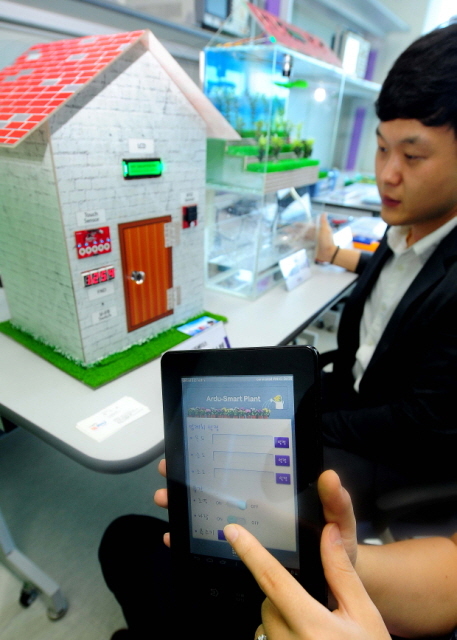 16일 오후 사물 인터넷(IoT) DIY(Do It Yourself) 센터 개소식이 열린 인천시 연수구 정보통신산업진흥원 송도사무소에서  한 벤처기업 직원들이 스마트 식물농장 시스템을 시연하고 있다. 이 시스템은 휴대전화 등 스마트 기기로 원거리에 있는 주택 경비와 농장등의 온도와 습도를 조절할 수 있도록 고안됐다.장용준기자 jyjun@kyeonggi.com