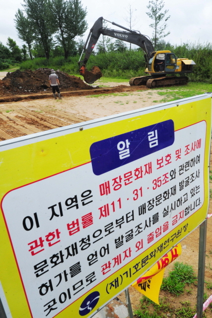 4일 오전 과거 일본군의 군사무기를 제조하는 조병창이 있던 곳으로 문화재 시굴 조사로 전면 폐쇄된 인천시 부평구 부영공원에서 기호문화재 연구원 관계자들이 시굴작업을 하고 있다. 장용준기자 jyjun68@kyeonggi.com