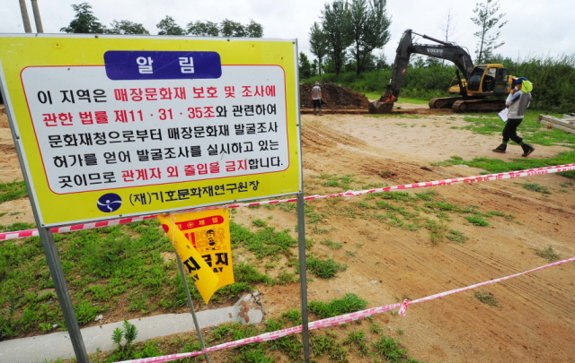 4일 오전 과거 일본군의 군사무기를 제조하는 조병창이 있던 곳으로 문화재 시굴 조사로 전면 폐쇄된 인천시 부평구 부영공원에서 기호문화재 연구원 관계자들이 시굴작업을 하고 있다. 장용준기자 jyjun68@kyeonggi.com