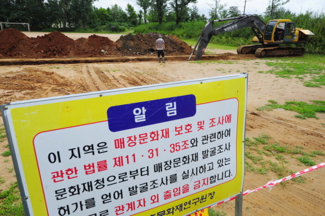 4일 오전 과거 일본군의 군사무기를 제조하는 조병창이 있던 곳으로 문화재 시굴 조사로 전면 폐쇄된 인천시 부평구 부영공원에서 기호문화재 연구원 관계자들이 시굴작업을 하고 있다. 장용준기자 jyjun68@kyeonggi.com
