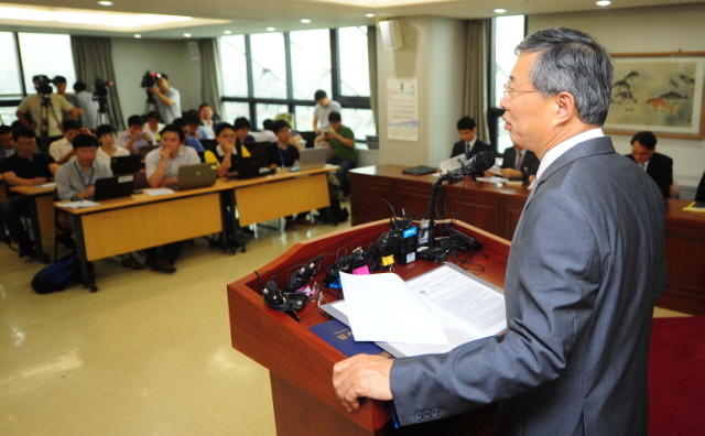6일 오후 송인택 인천지검 1차장 검사가 청사내 중회의실에서 한국해운조합과 선박안전기술관리공단 비리에 대한 수사 결과를 발표하고 있다.장용준기자  jyjun68@kyeonggi.com