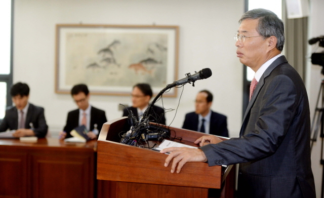 6일 오후 송인택 인천지검 1차장 검사가 청사내 중회의실에서 한국해운조합과 선박안전기술관리공단 비리에 대한 수사 결과를 발표하고 있다.장용준기자  jyjun68@kyeonggi.com