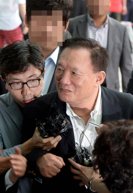 7일 오전 정치 자금법 위반 등의 혐의를 검찰조사를 받기위해 인천지검에 출두한 새누리당 박상은(인천 중구·동구·옹진군) 국회의원이 취재진의 질문에 묵묵부답으로 청사로 들어서고 있다. 장용준기자 jyjun68@kyeonggi.com