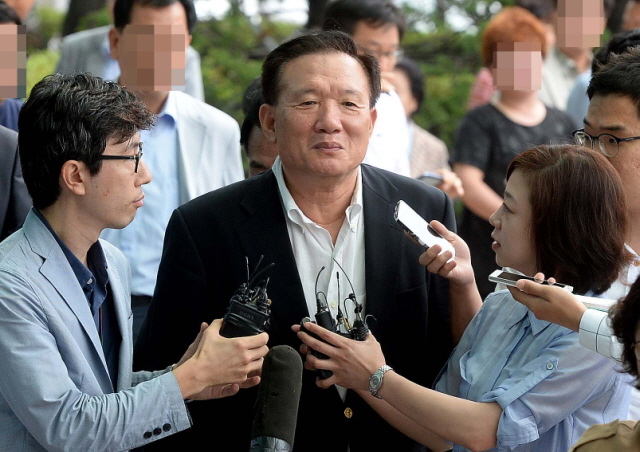 7일 오전 정치 자금법 위반 등의 혐의를 검찰조사를 받기위해 인천지검에 출두한 새누리당 박상은(인천 중구·동구·옹진군) 국회의원이 취재진의 질문에 묵묵부답으로 청사로 들어서고 있다. 장용준기자 jyjun68@kyeonggi.com