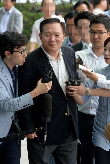7일 오전 정치 자금법 위반 등의 혐의를 검찰조사를 받기위해 인천지검에 출두한 새누리당 박상은(인천 중구·동구·옹진군) 국회의원이 취재진의 질문에 묵묵부답으로 청사로 들어서고 있다. 장용준기자 jyjun68@kyeonggi.com