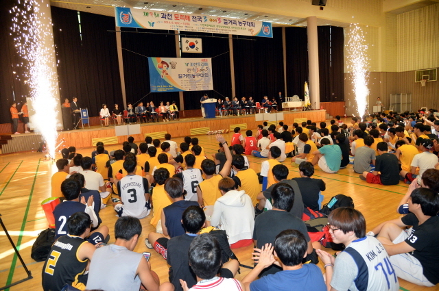 과천시와 경기일보 주최로 9일부터 이틀간 과천시민회관 실내체육관 등에서 열린 '제9회 과천토리배 전국 3on3 길거리 농구대회' 개회식에서 개회가 선포되고 있다. 김시범기자 sbkim@kyeonggi.com