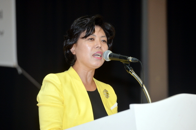 과천시와 경기일보 주최로 9일부터 이틀간 과천시민회관 실내체육관 등에서 열린 '제9회 과천토리배 전국 3on3 길거리 농구대회' 개회식에서 신계용 과천시장이 축사를 하고 있다. 김시범기자 sbkim@kyeonggi.com