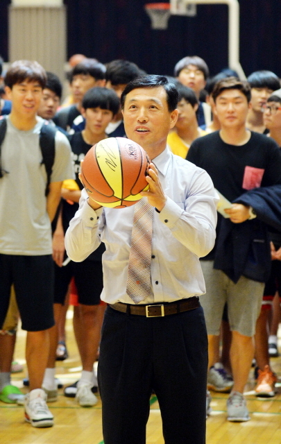 과천시와 경기일보 주최로 9일부터 이틀간 과천시민회관 실내체육관 등에서 열린 '제9회 과천토리배 전국 3on3 길거리 농구대회' 개회식에서 강인덕 국민생활체육 경기도농구연합회 회장이 시구를 하고 있다. 김시범기자 sbkim@kyeonggi.com
