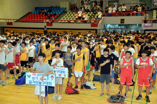과천시와 경기일보 주최로 9일부터 이틀간 과천시민회관 실내체육관 등에서 열린 '제9회 과천토리배 전국 3on3 길거리 농구대회' 개회식에서 참가 선수들이 국민의례를 하고있다. 김시범기자 sbkim@kyeonggi.com