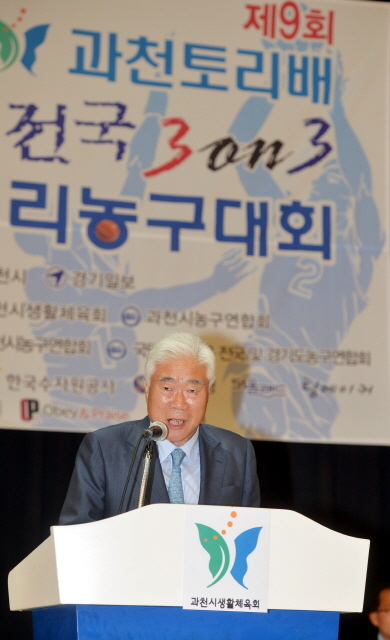 과천시와 경기일보 주최로 9일부터 이틀간 과천시민회관 실내체육관 등에서 열린 '제9회 과천토리배 전국 3on3 길거리 농구대회' 개회식에서 이순국 경기일보 사장이 축사를 하고 있다. 김시범기자 sbkim@kyeonggi.com