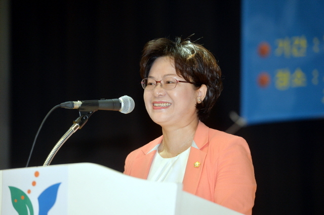 과천시와 경기일보 주최로 9일부터 이틀간 과천시민회관 실내체육관 등에서 열린 '제9회 과천토리배 전국 3on3 길거리 농구대회' 개회식에서 문봉선 과천시의회 의장이 축사를 하고 있다. 김시범기자 sbkim@kyeonggi.com