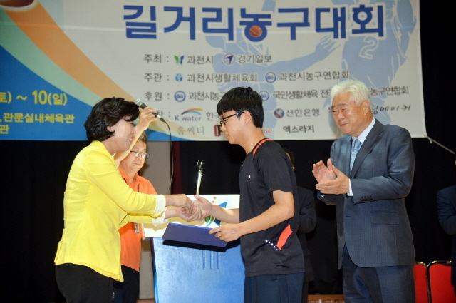 과천시와 경기일보 주최로 9일부터 이틀간 과천시민회관 실내체육관 등에서 열린 '제9회 과천토리배 전국 3on3 길거리 농구대회' 개회식에서 선수대표 선서를 하고 있다. 김시범기자 sbkim@kyeonggi.com