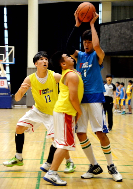 10일 과천시민회관체육관에서 열린제9회 과천토리배 전국3on3길거리농구대회 고등부 경기에 출전한 선수들이 경기를 펼치고 있다. 전형민기자 hmjeon@kyeonggi.com