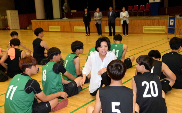 10일 과천시민회관체육관에서 열린 제9회 과천토리배 전국3on3길거리농구대회 시상식에서 신계용 과천시장이 선수들을 격려 하고 있다. 전형민기자 hmjeon@kyeonggi.com