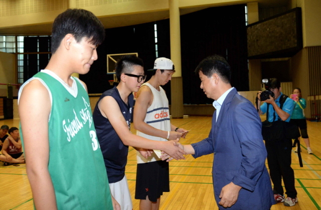 10일 과천시민회관체육관에서 열린 제9회 과천토리배 전국3on3 길거리농구대회 시상식에서 각부문별 우승팀에 대한 시상을 하고 있다. 전형민기자 hmjeon@kyeonggi.com