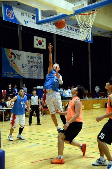 10일 과천시민회관체육관에서 열린제9회 과천토리배 전국3on3길거리농구대회 고등부 결승전에서 인천 빅스팀과 부천 인펙트팀이 경기를 펼치고 있다. 전형민기자 hmjeon@kyeonggi.com