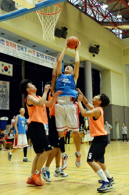 10일 과천시민회관체육관에서 열린제9회 과천토리배 전국3on3길거리농구대회 고등부 결승전에서 인천 빅스팀과 부천 인펙트팀이 경기를 펼치고 있다. 전형민기자 hmjeon@kyeonggi.com