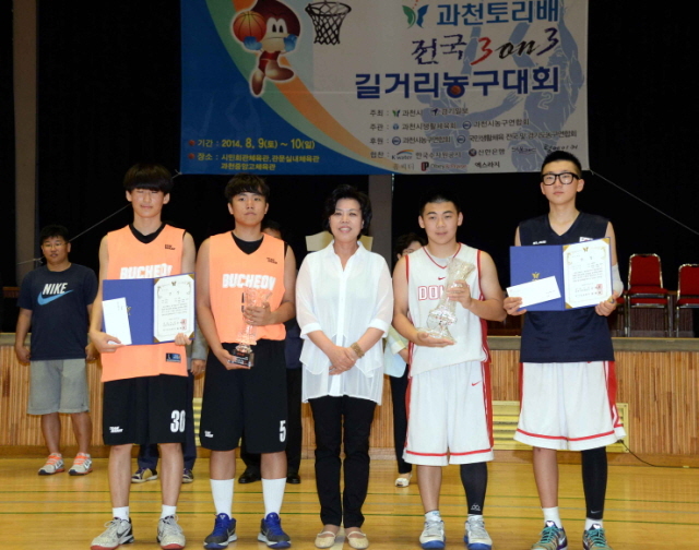 10일 과천시민회관체육관에서 열린 제9회 과천토리배 전국3on3 길거리농구대회 시상식에서 각부문별 수상팀 선수들이 기념촬영을 하고 있다.  전형민기자 hmjeon@kyeonggi.com