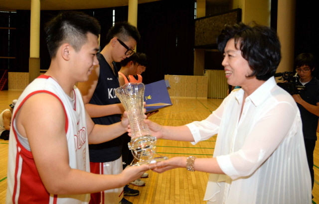 10일 과천시민회관체육관에서 열린 제9회 과천토리배 전국3on3길거리농구대회 시상식에서 신계용 과천시장이 고등부 우승팀에게 시상을 하고 있다. 전형민기자 hmjeon@kyeonggi.com