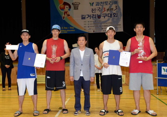 10일 과천시민회관체육관에서 열린 제9회 과천토리배 전국3on3 길거리농구대회 시상식에서 각부문별 수상팀 선수들이 기념촬영을 하고 있다.  전형민기자 hmjeon@kyeonggi.com