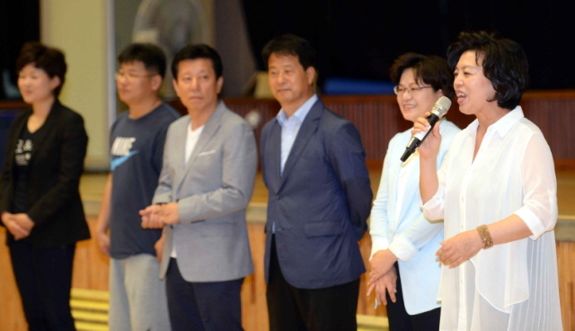 10일 과천시민회관체육관에서 열린 제9회 과천토리배 전국3on3길거리농구대회 시상식에서 신계용 과천시장이 인사말을 하고 있다. 전형민기자 hmjeon@kyeonggi.com