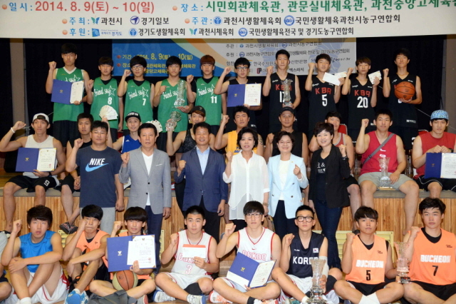 10일 과천시민회관체육관에서 열린 제9회 과천토리배 전국3on3 길거리농구대회 시상식에서 각부문별 수상팀 선수들이 신계용 과천시장 등 참석자들과 기념촬영하고 있다.  전형민기자 hmjeon@kyeonggi.com