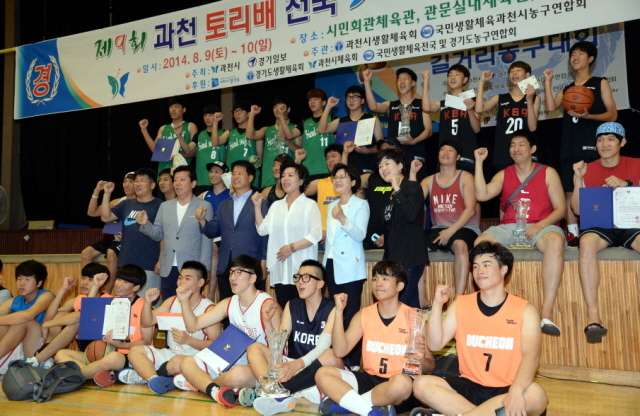 10일 과천시민회관체육관에서 열린 제9회 과천토리배 전국3on3 길거리농구대회 시상식에서 각부문별 수상팀 선수들이 신계용 과천시장 등 참석자들과 기념촬영하고 있다.  전형민기자 hmjeon@kyeonggi.com