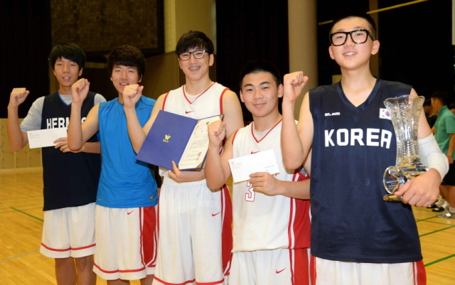 10일 과천시민회관체육관에서 열린 제9회 과천토리배 전국3on3길거리농구대회 시상식에서 고등부에서 우승한 인천 빅스팀이 기념촬영을 하고 있다. 전형민기자 hmjeon@kyeonggi.com