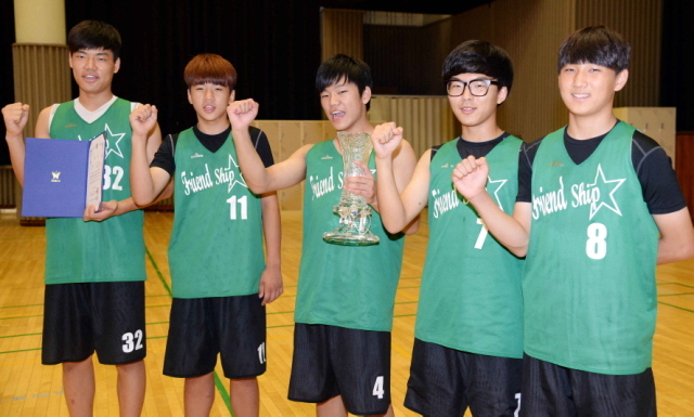 10일 과천시민회관체육관에서 열린 제9회 과천토리배 전국3on3길거리농구대회 시상식에서 중등부에서 우승한 안양 프렌드쉽A팀이 기념촬영을 하고 있다. 전형민기자 hmjeon@kyeonggi.com