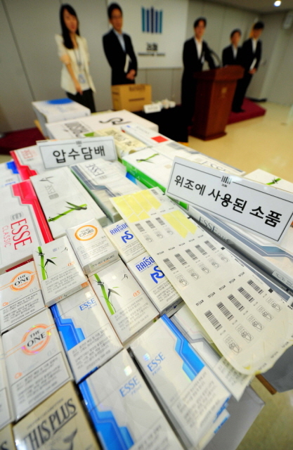 25일 오후 면세담배 관련 범죄 가운데 사상 최대 규모인 660억원 어치의 면세담배를 빼돌려 바코드를 위조해 국내에 유통시킨 일당을 검거한 인천지검 외사과와 인천본부세관 직원들이 인천지검 중회의실에서 증거품 공개와 함께 사건 브리핑을 하고 있다. 장용준기자