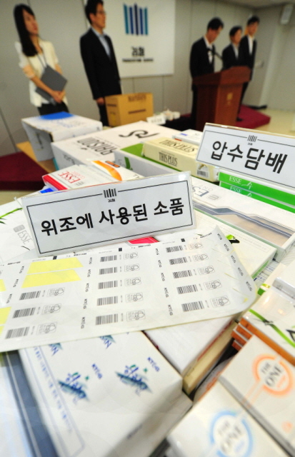 25일 오후 면세담배 관련 범죄 가운데 사상 최대 규모인 660억원 어치의 면세담배를 빼돌려 바코드를 위조해 국내에 유통시킨 일당을 검거한 인천지검 외사과와 인천본부세관 직원들이 인천지검 중회의실에서 증거품 공개와 함께 사건 브리핑을 하고 있다. 장용준기자