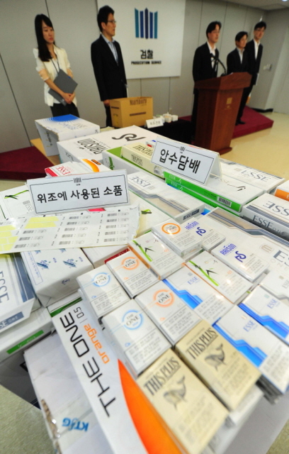 25일 오후 면세담배 관련 범죄 가운데 사상 최대 규모인 660억원 어치의 면세담배를 빼돌려 바코드를 위조해 국내에 유통시킨 일당을 검거한 인천지검 외사과와 인천본부세관 직원들이 인천지검 중회의실에서 증거품 공개와 함께 사건 브리핑을 하고 있다. 장용준기자