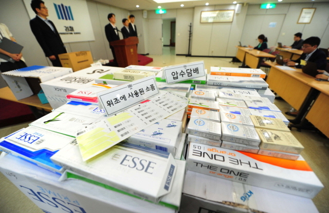 25일 오후 면세담배 관련 범죄 가운데 사상 최대 규모인 660억원 어치의 면세담배를 빼돌려 바코드를 위조해 국내에 유통시킨 일당을 검거한 인천지검 외사과와 인천본부세관 직원들이 인천지검 중회의실에서 증거품 공개와 함께 사건 브리핑을 하고 있다. 장용준기자