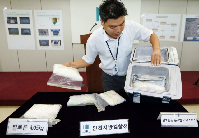 3일 오후 시가 130억원 대의 필로폰을 중국에서 국내로 가져와 일본 최대 야쿠자 조직으로 넘기려 한 마약 밀수조직 일당을 검거한 인천지검 공안부 수사관들이 청사내 중회의실에서 마약 은닉수법을 시연하고 있다.장용준기자