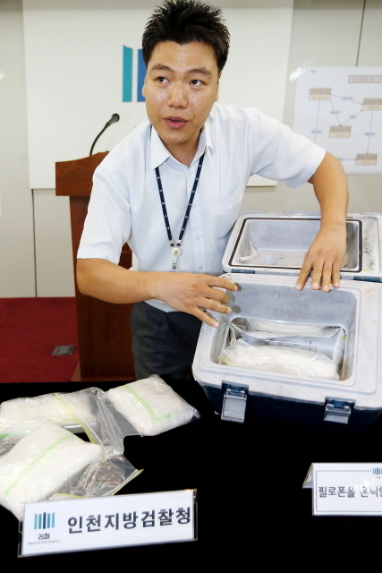 3일 오후 시가 130억원 대의 필로폰을 중국에서 국내로 가져와 일본 최대 야쿠자 조직으로 넘기려 한 마약 밀수조직 일당을 검거한 인천지검 공안부 수사관들이 청사내 중회의실에서 마약 은닉수법을 시연하고 있다.장용준기자