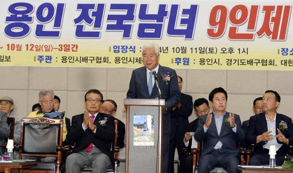 2014 경기일보 용인 전국남여 9인제 배구대회 개막식이 열린 11일 용인실내체육관에서 이순국 경기일보 사장이 개회선언을 하고2014 경기일보 용인 전국남여 9인제 배구대회 개막식이 열린 11일 용인실내체육관에서 박승수 한국9인제배구연맹회장이 인사말을 하고 있다. 추상철기자  있다. 추상철기자
