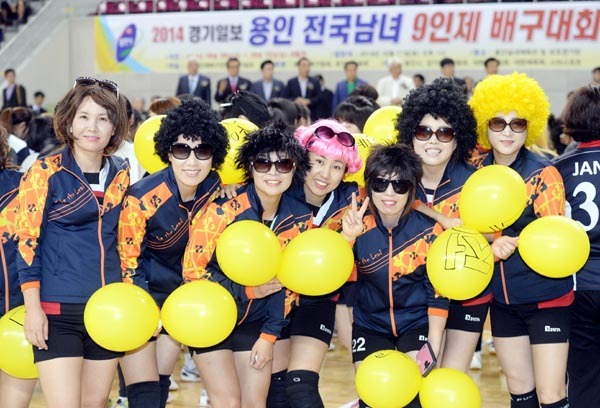 2014 경기일보 용인 전국남여 9인제 배구대회 개막식이 열린 11일 용인실내체육관에서 1위 입장상을 차지한 송정아리팀이 이색 복장을 하고 기념촬영을 하고 있다. 추상철기자