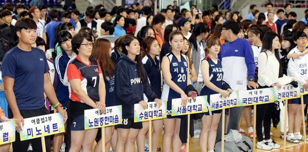 2014 경기일보 용인 전국남여 9인제 배구대회 개막식이 열린 11일 용인실내체육관에서 참가선수들이 줄지어 입장을 하고 있다. 추상철기자