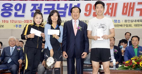 2014 경기일보 용인 전국남여 9인제 배구대회 개막식이 열린 11일 용인실내체육관에서 신선철 경기일보 대표이사 회장이 입장상 시상식을 한 후 수상자들과 함께 기념촬영을 하고 있다. 추상철기자