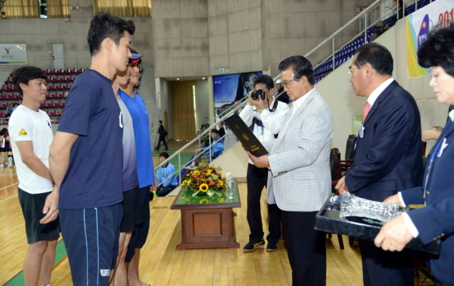 12일 용인 실내체육관에서 열린 2014 경기일보 용인 전국남여 9인제 배구대회 시상식에서 박승수 한국9인제배구연맹 회장이 남자 클럽1부에서 우승한  용인 한택식물원팀을 시상하고 있다.전형민기자